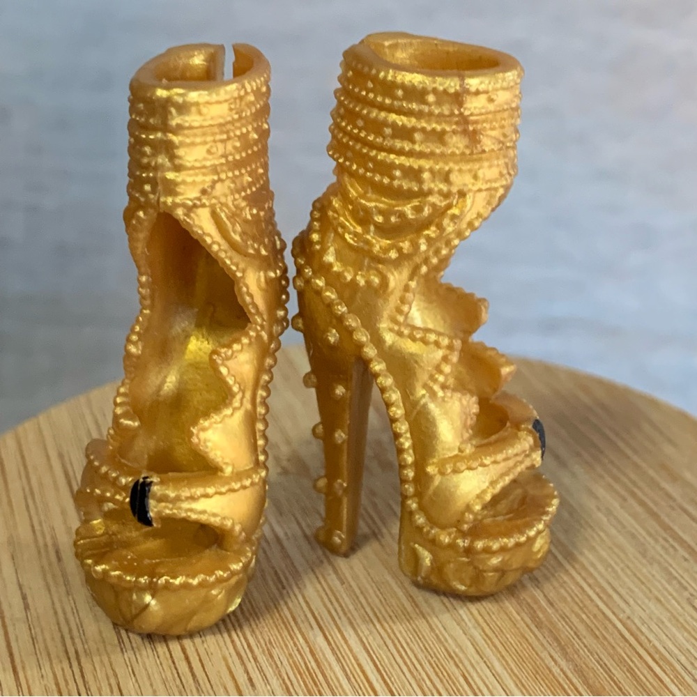 Monster High Gold heel shoes for the Frights, Camera Action Clawdeen Wolf doll